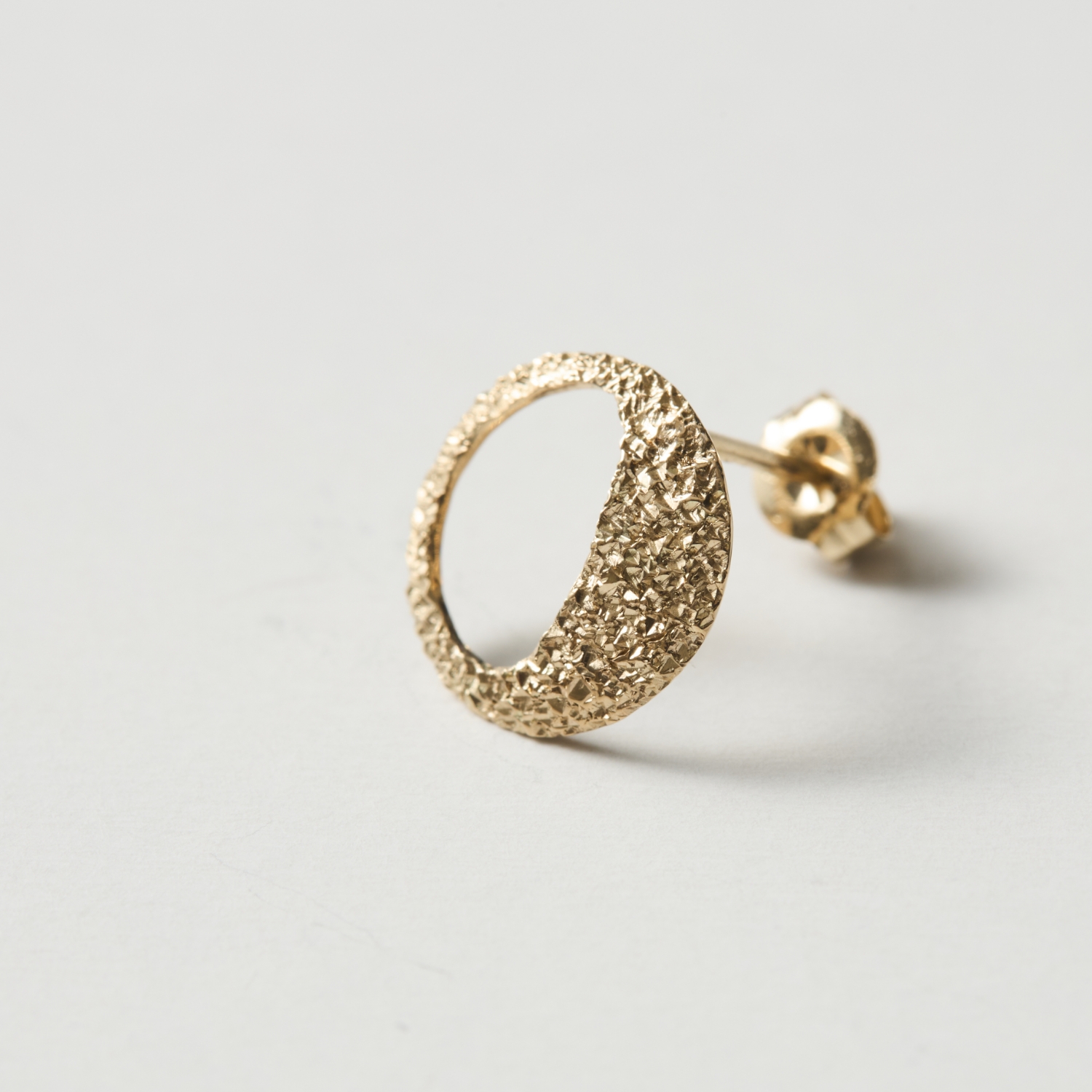 KANAE YAMASHITA/月の満ち欠けピアス 三日月 -品よく輝きを放つ